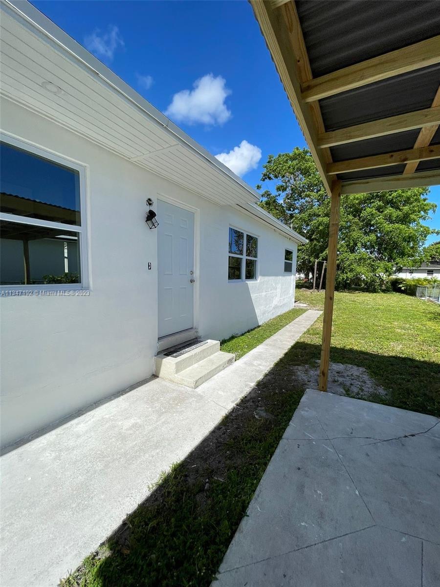 Attention investors! This duplex has been entirely remodeled. New kitchen, new bathrooms, freshly pa