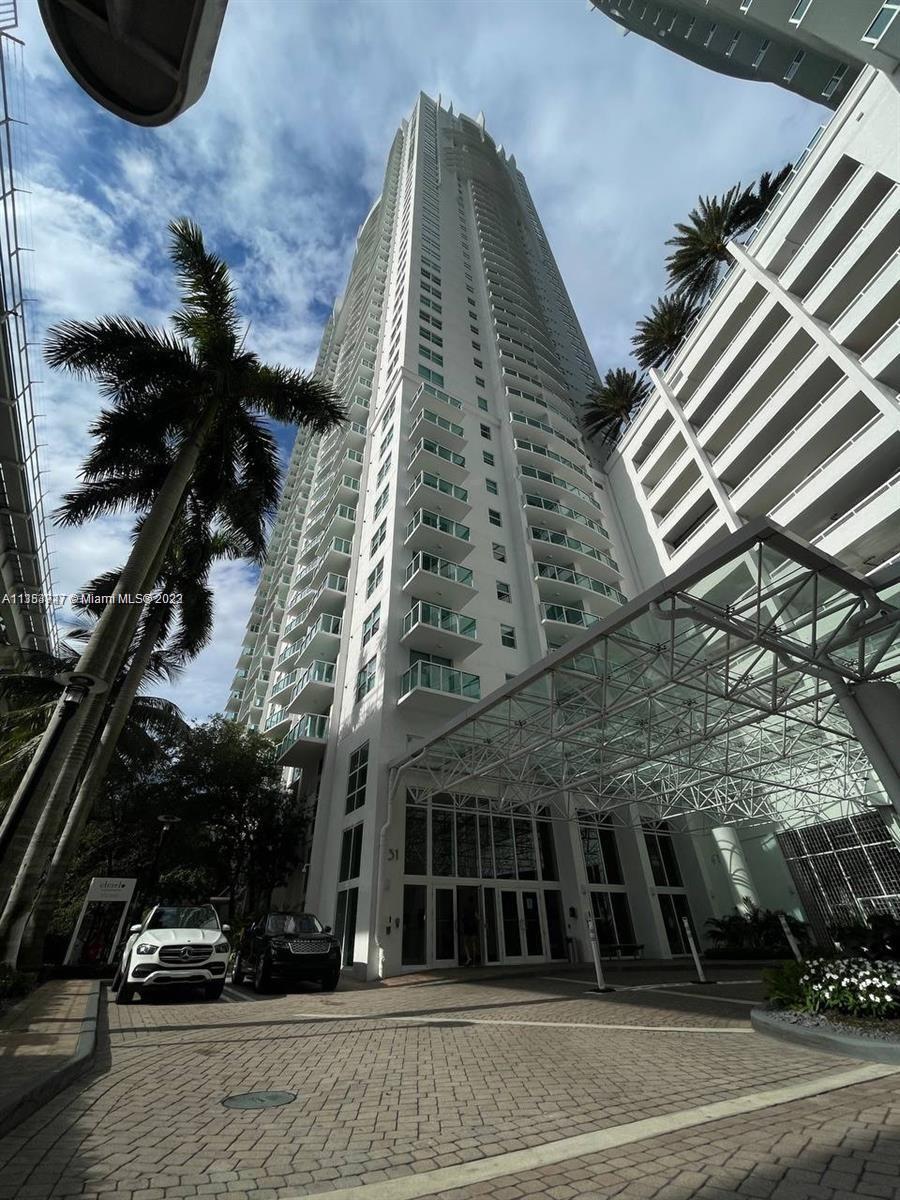 The best location in Brickell rented until Octuber 1 ($4166). 2/2 water view condo!
Pool, Gym, BBQ,