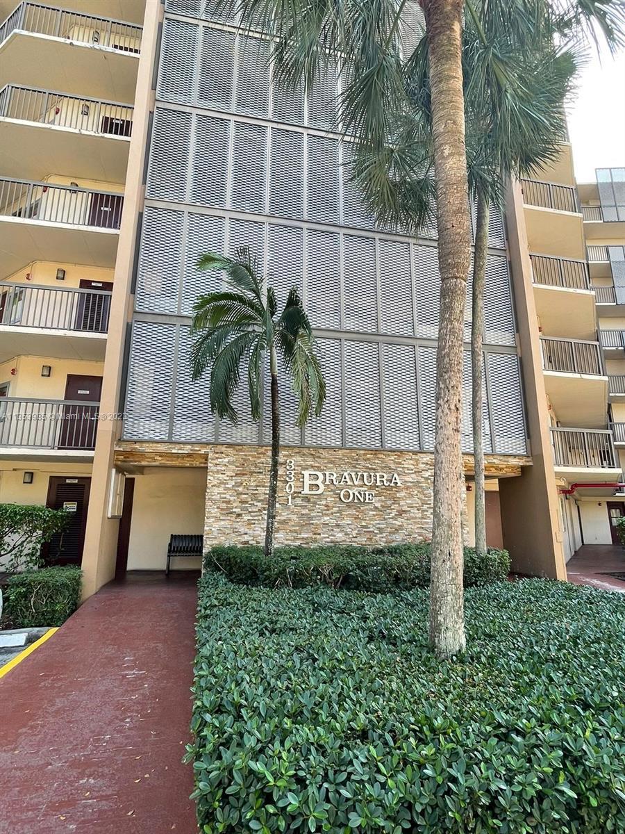 Beautiful Corner unit sits right in the heart of Aventura. It features a breathtaking view from your