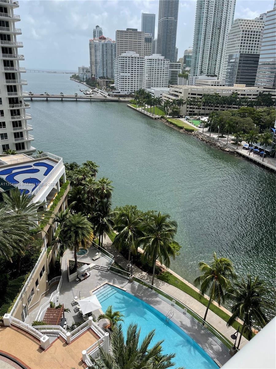 Beautiful 2 bedroom and 2,5 baths unit at Carbonell in Brickell Key. Unit has top-of-the-line applia