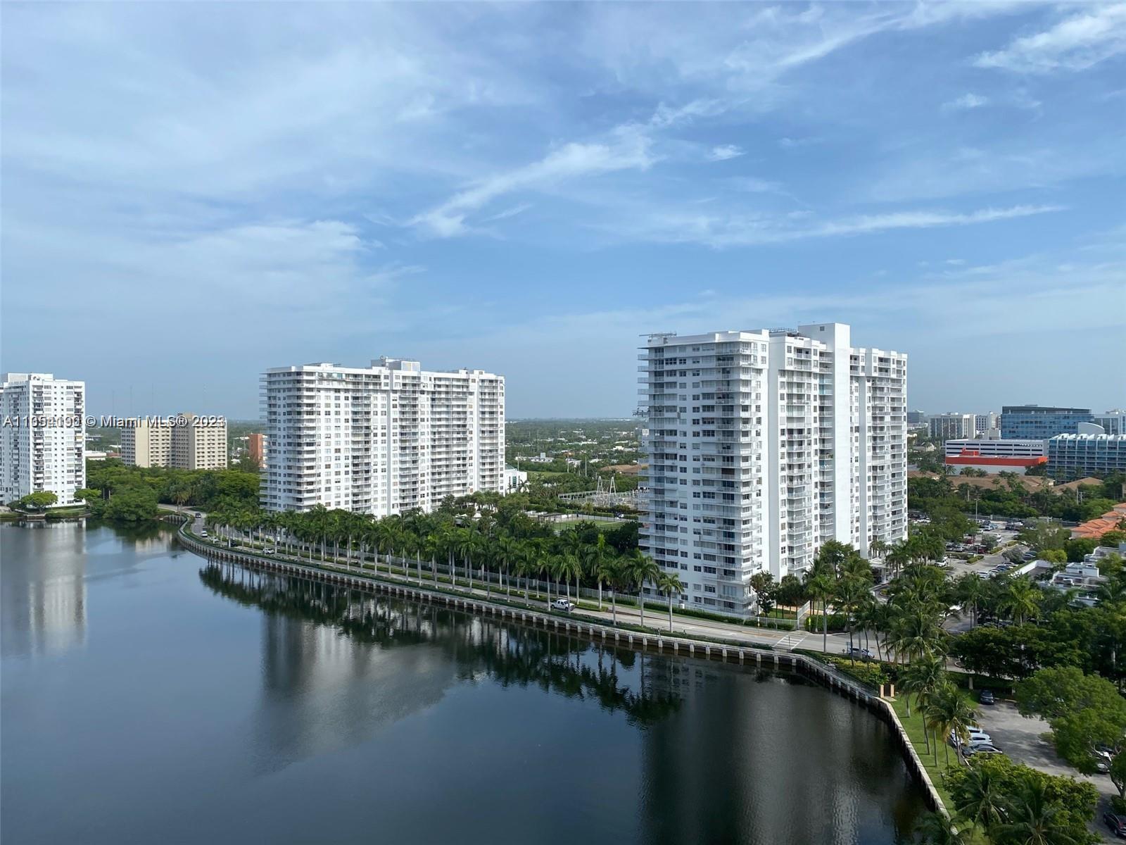 Beautiful and spacious 2 bedroom condo with amazing panoramic views of the lake and Aventura. Buildi