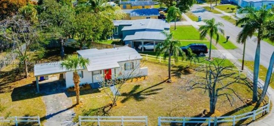 Talk about location! Minutes from the beach, this turnkey home is ready for you to make it your prim
