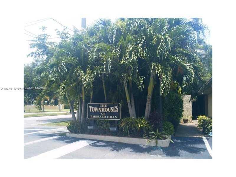 Beautiful and spacious (2020sq ft) rarely available 1story townhouse in well sought-after Emerald Hi