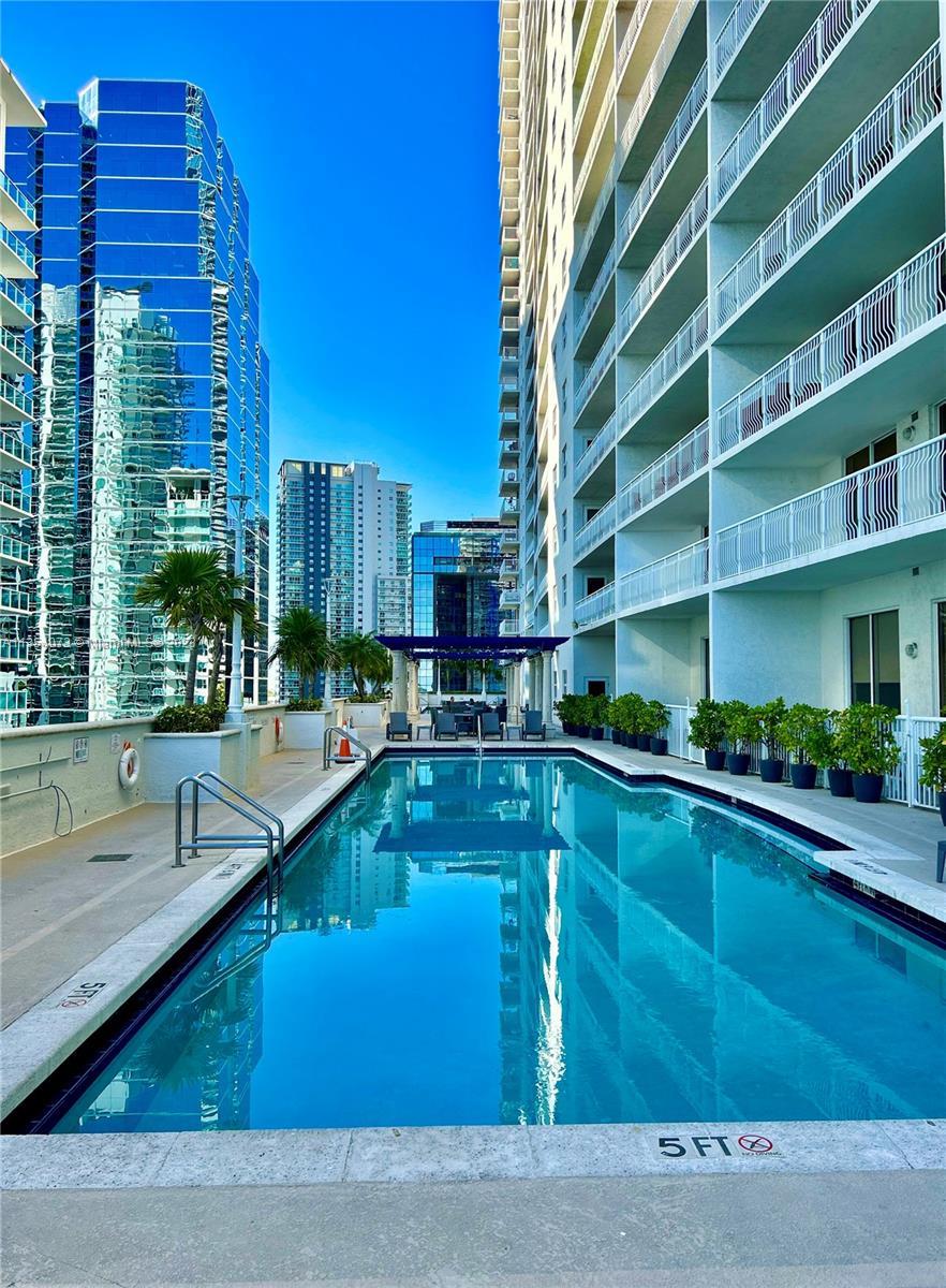 Do you want to feel like you are in a Residential Club full of amenities? This 1 bed & 1 bath modern