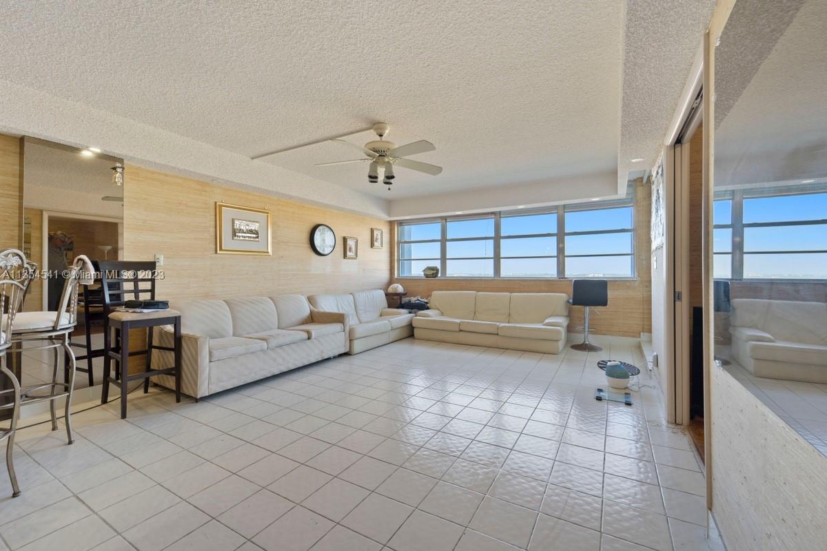 Stunning 1BR/1.5BA condo on 16th floor of Hollywood South, Central Beach. Breathtaking Intracoastal 