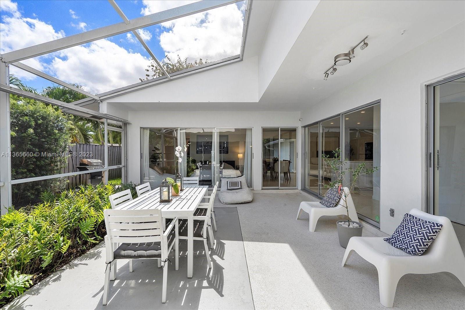 Photo of 550 S Rainbow Dr in Hollywood, FL