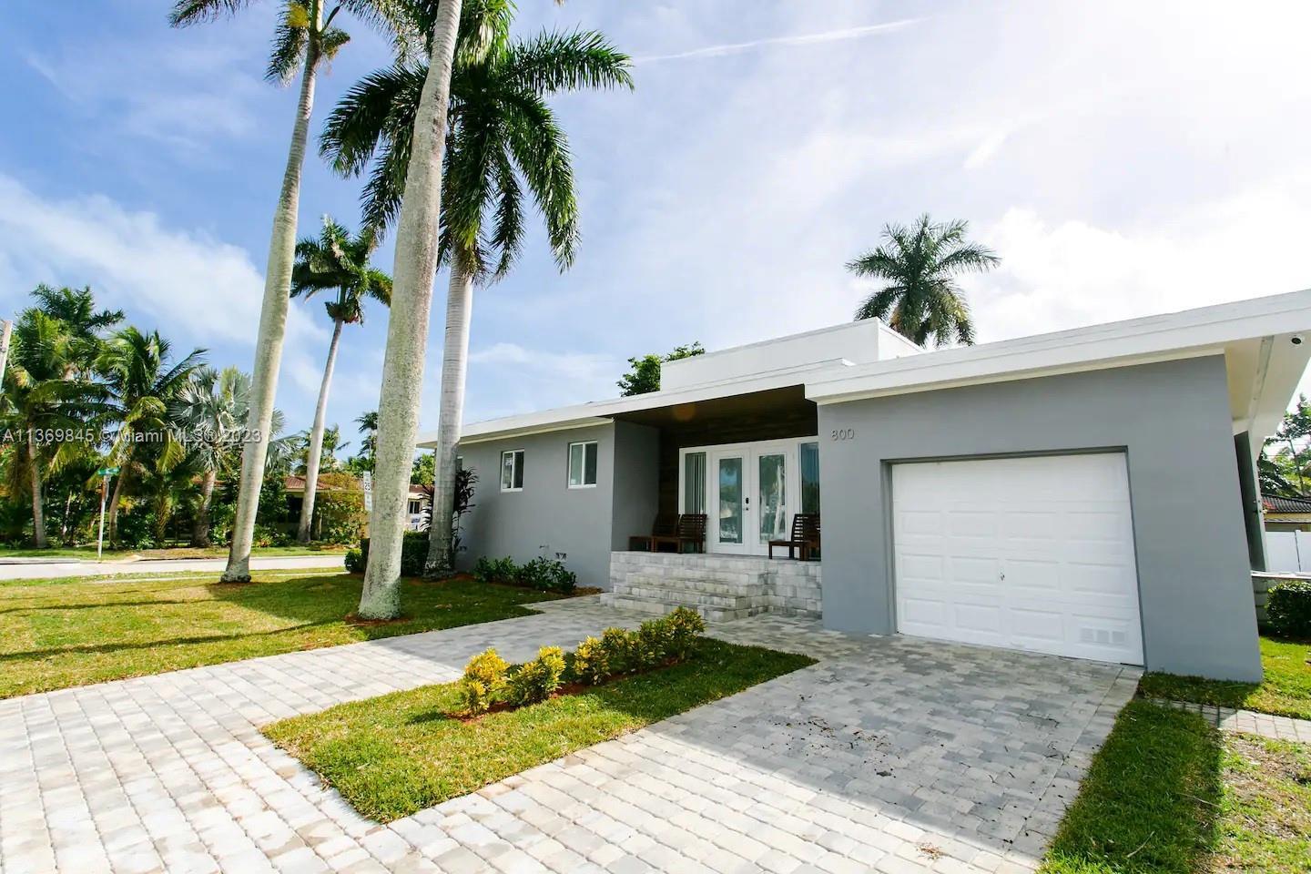 Photo of 800 Hollywood Blvd in Hollywood, FL