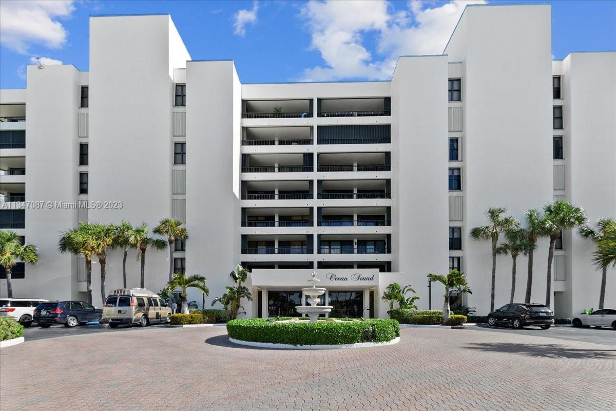 Welcome to paradise! This stunning oceanfront condo on Jupiter Island offers the ultimate luxury liv