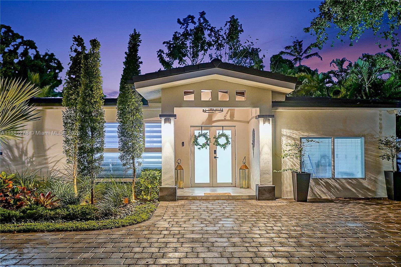 Photo of 7620 SW 105th Ter in Pinecrest, FL