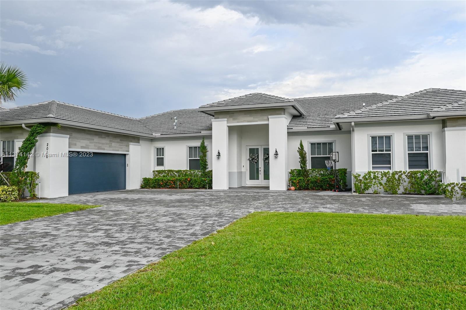 Photo of 2010 Meadows Dr in Davie, FL