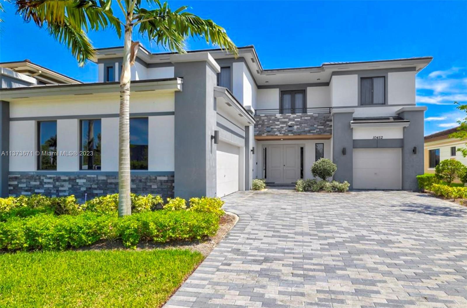 Photo of 10452 N Lago Vista Cir in Parkland, FL