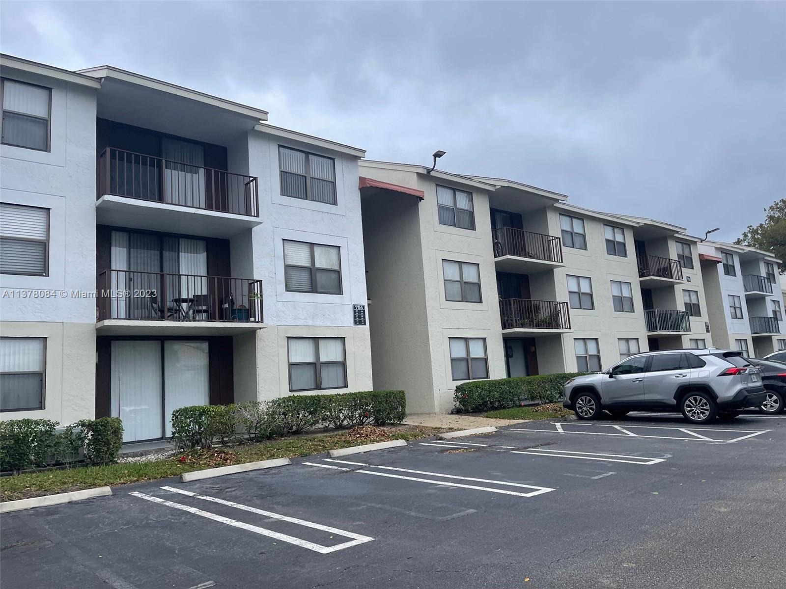 Photo of 728 Executive Center Dr #28 in West Palm Beach, FL