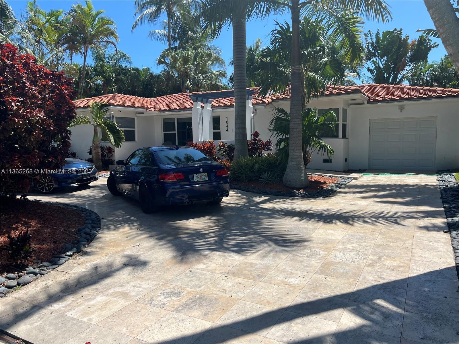 Photo of 1044 S Northlake Dr in Hollywood, FL