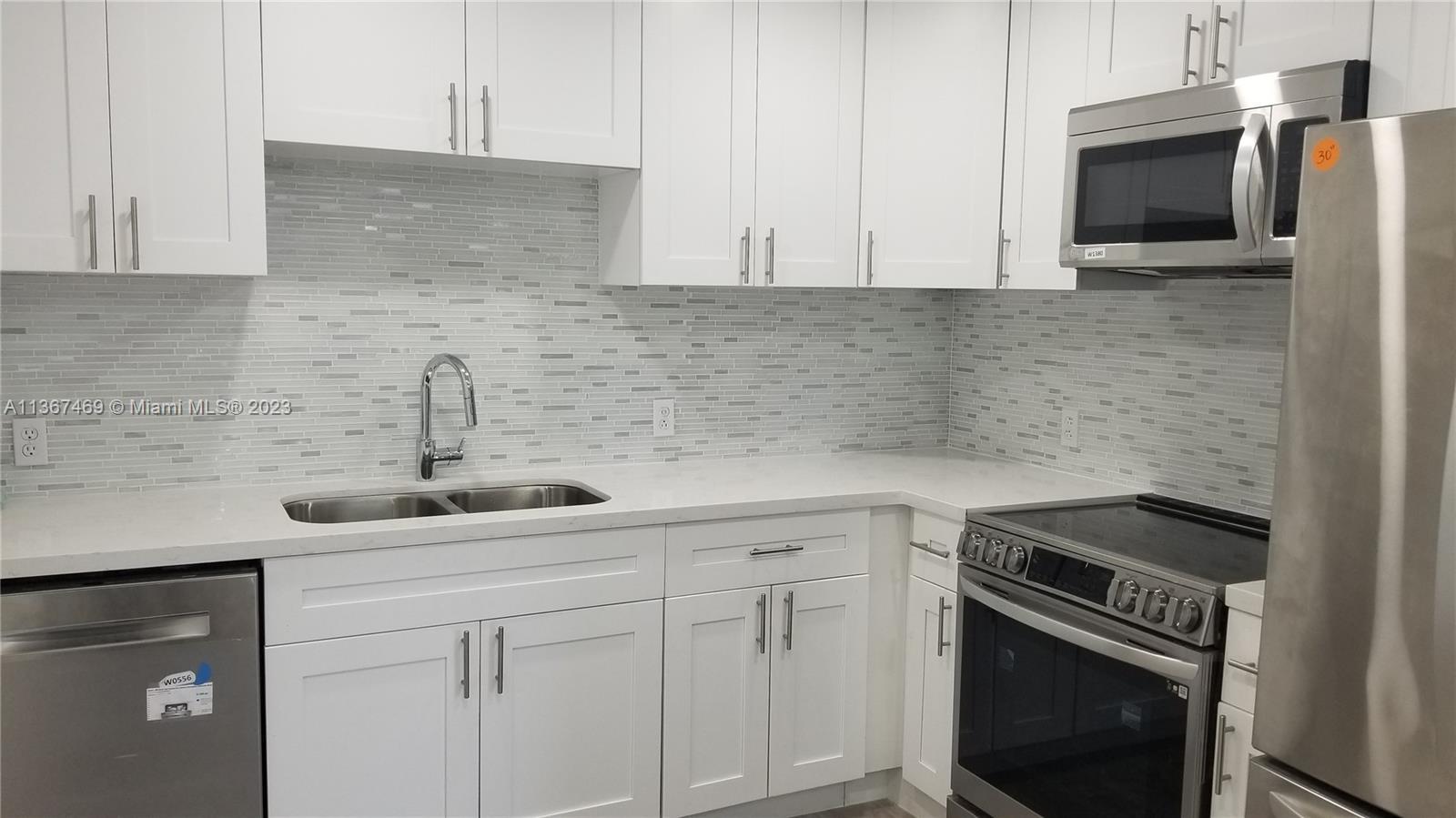 Spectacular and beautiful 3rd floor unit, fully renovated  kitchen with new stainless appliances, la