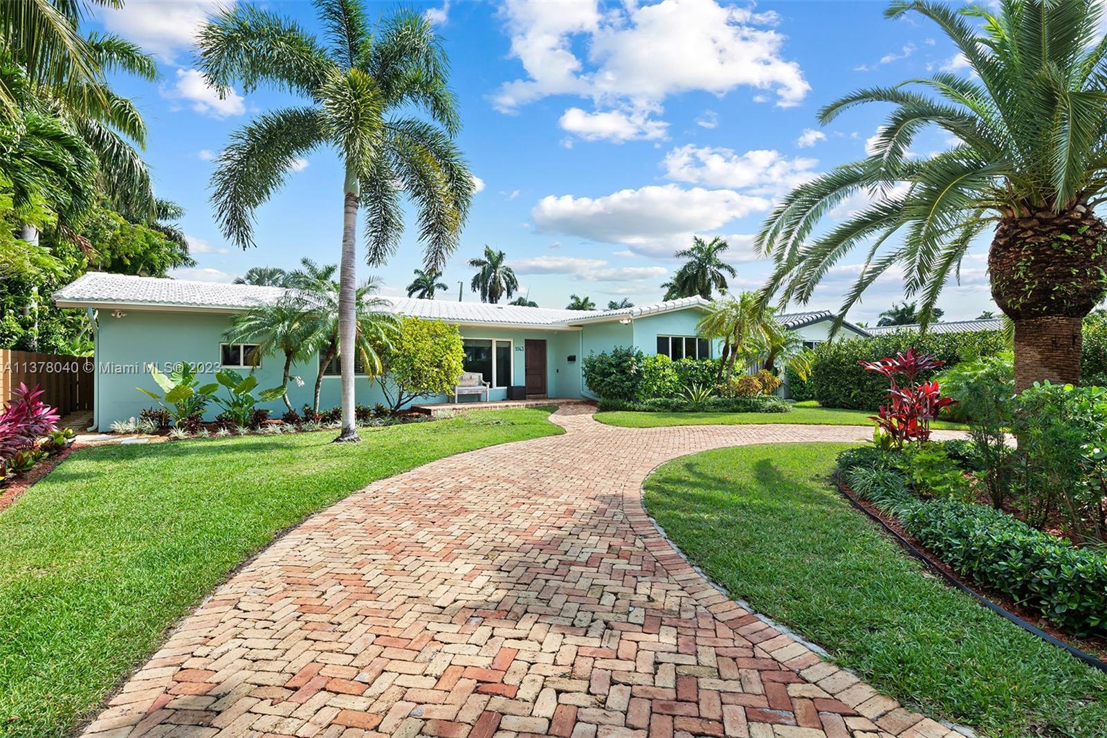 Photo of 1043 N Northlake Dr in Hollywood, FL