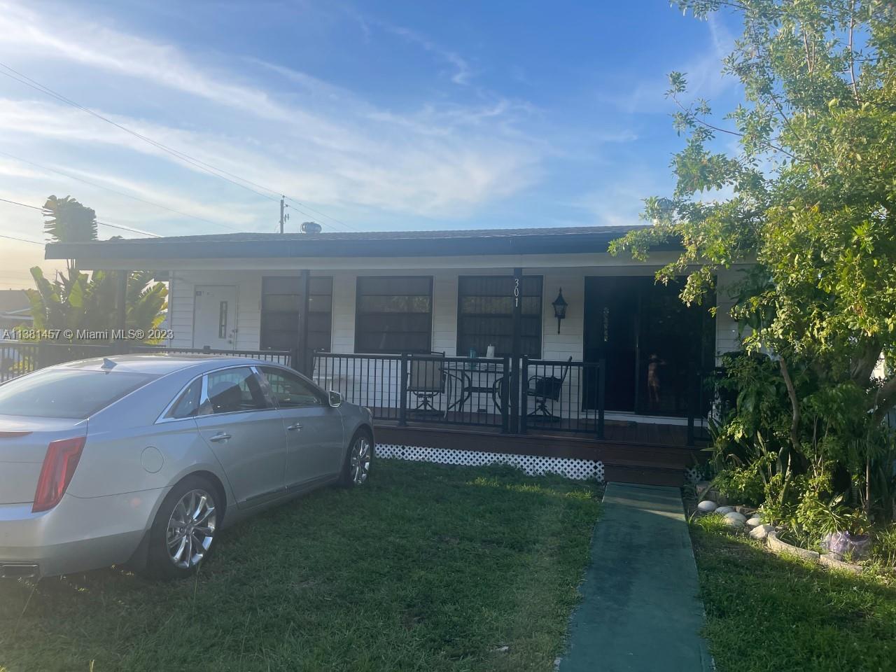 Photo of 426 NE 5th St in Hallandale Beach, FL