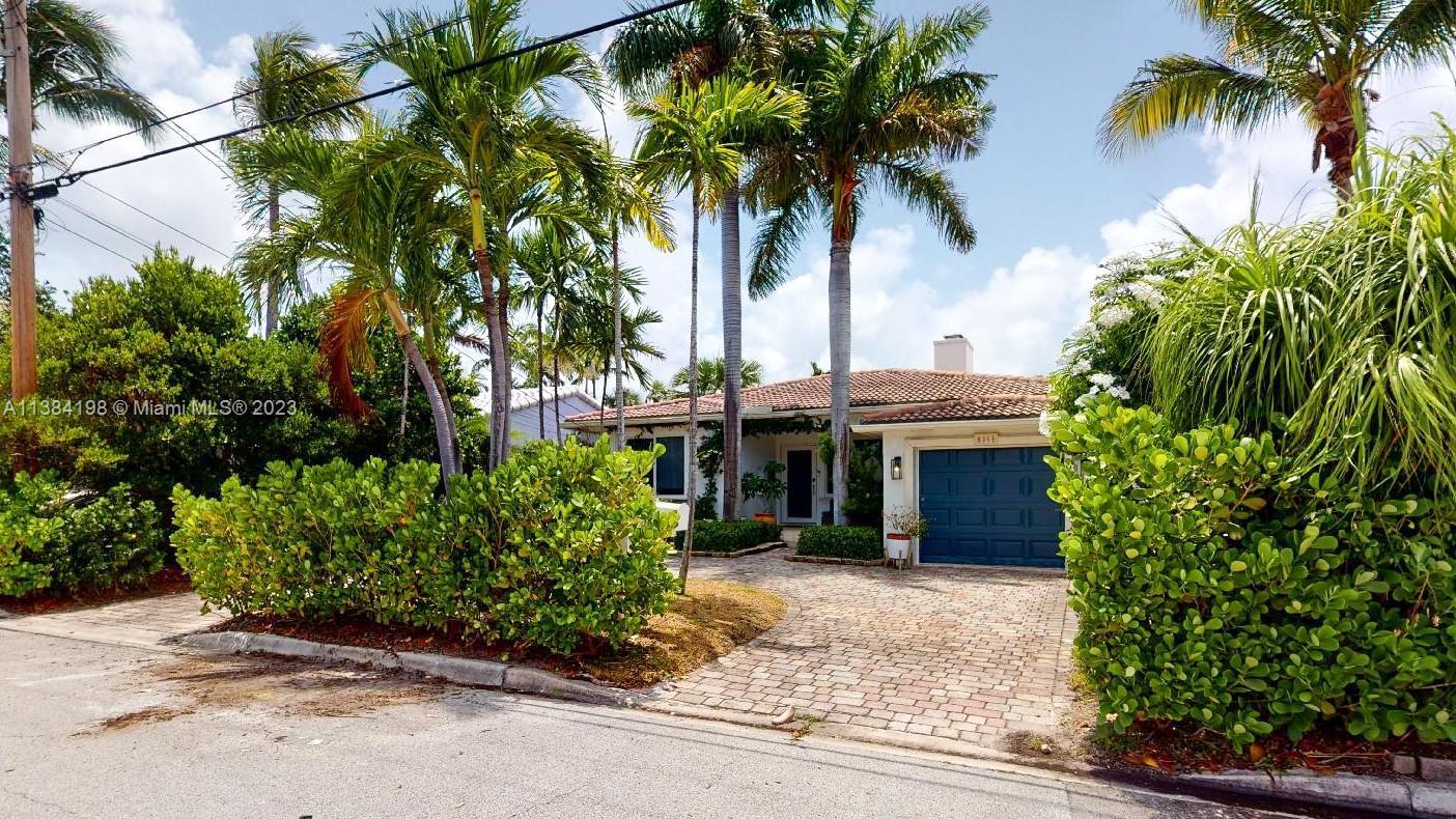 Spectacular house with 3 spacious bedrooms and 3 bathrooms, located in the heart of Surfside, strate