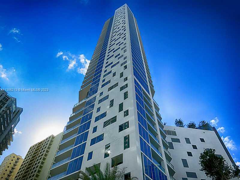 BrickellHouse 1BR/1.5BA with ceramic tile floors. NW exposure with city skyline view. Rented at $375