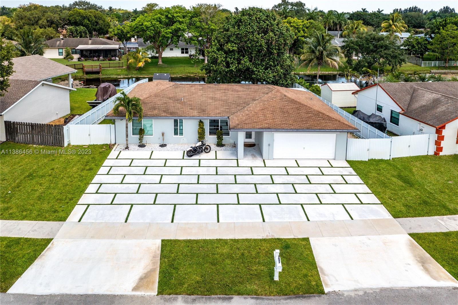Photo of 1070 SW 128th Dr in Davie, FL