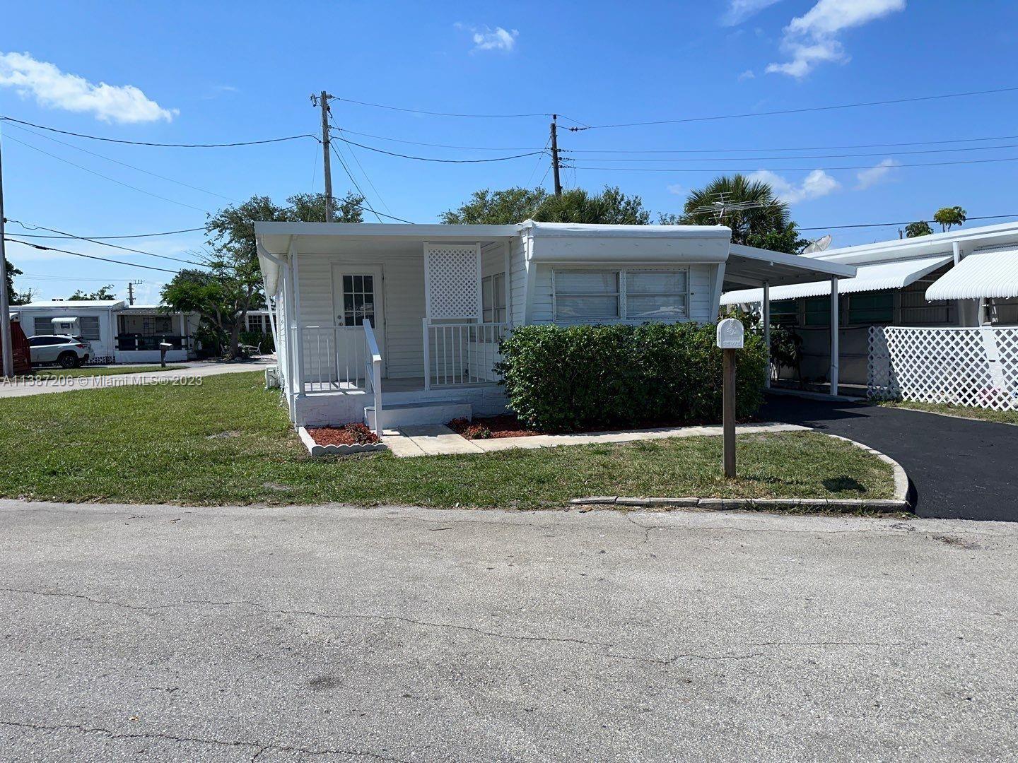 Photo of 8733 SW 16th Pl in Davie, FL