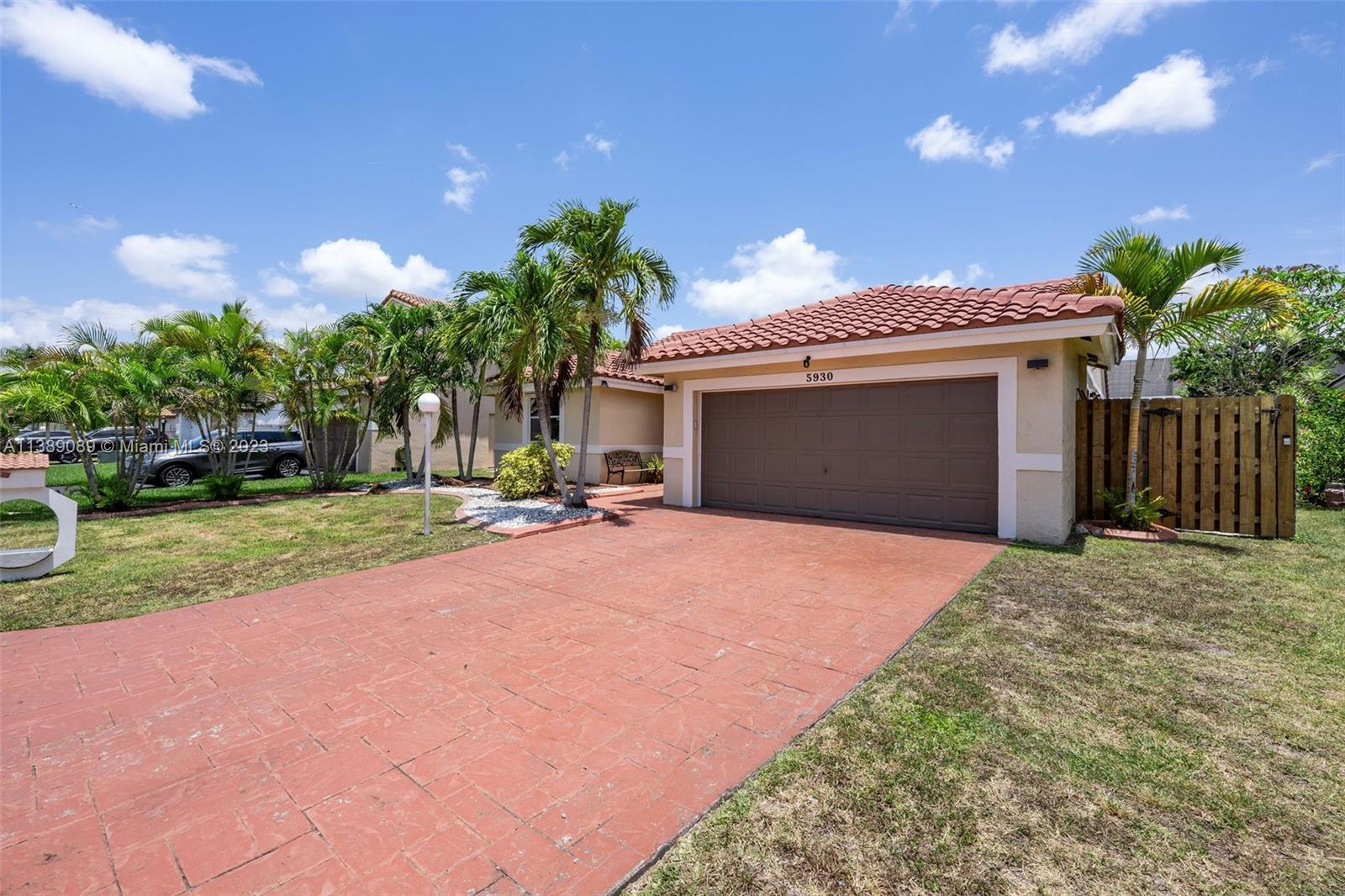Photo of 5930 York Ln in Davie, FL