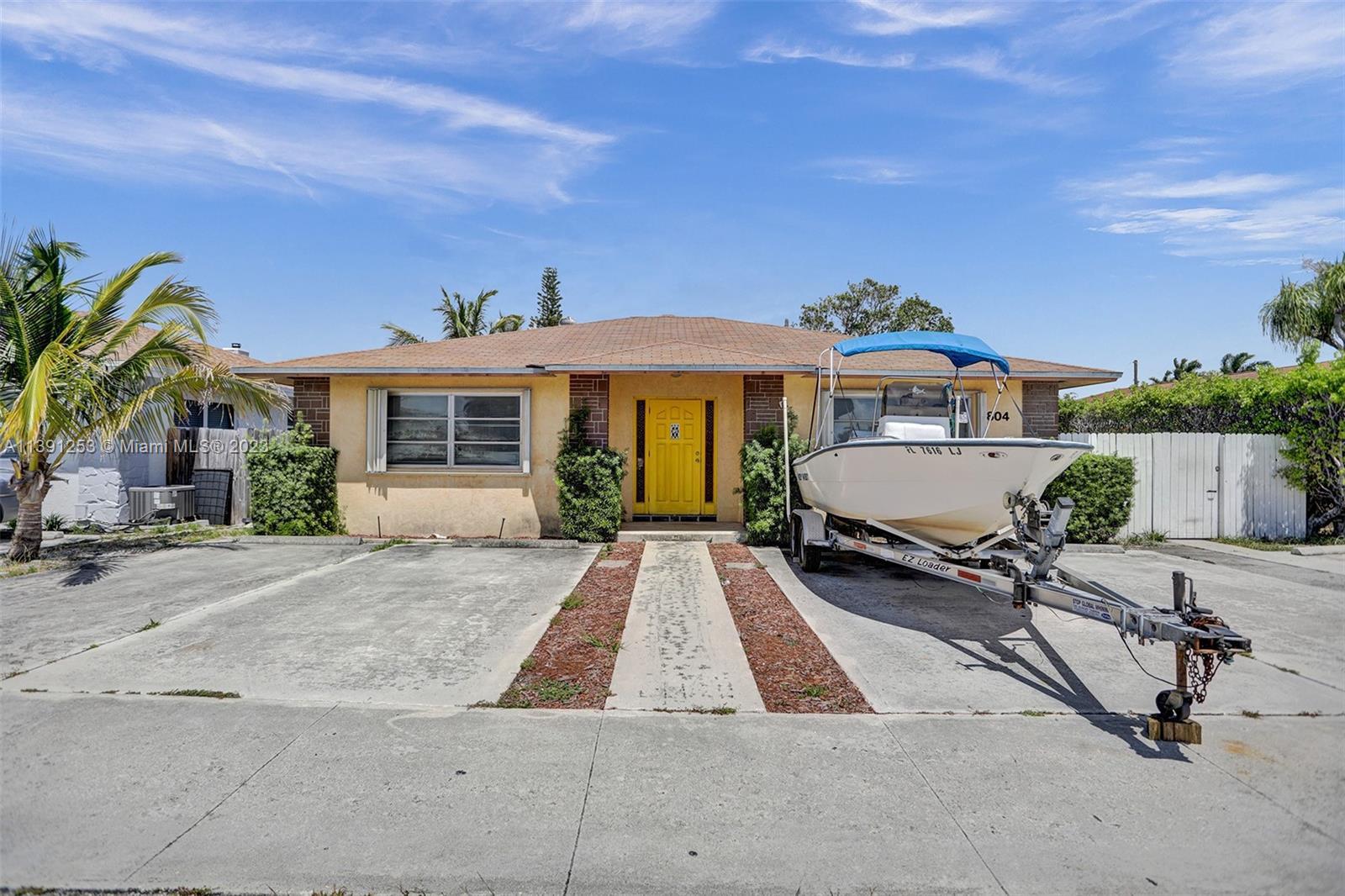Photo of 804 S Broadway in Lantana, FL