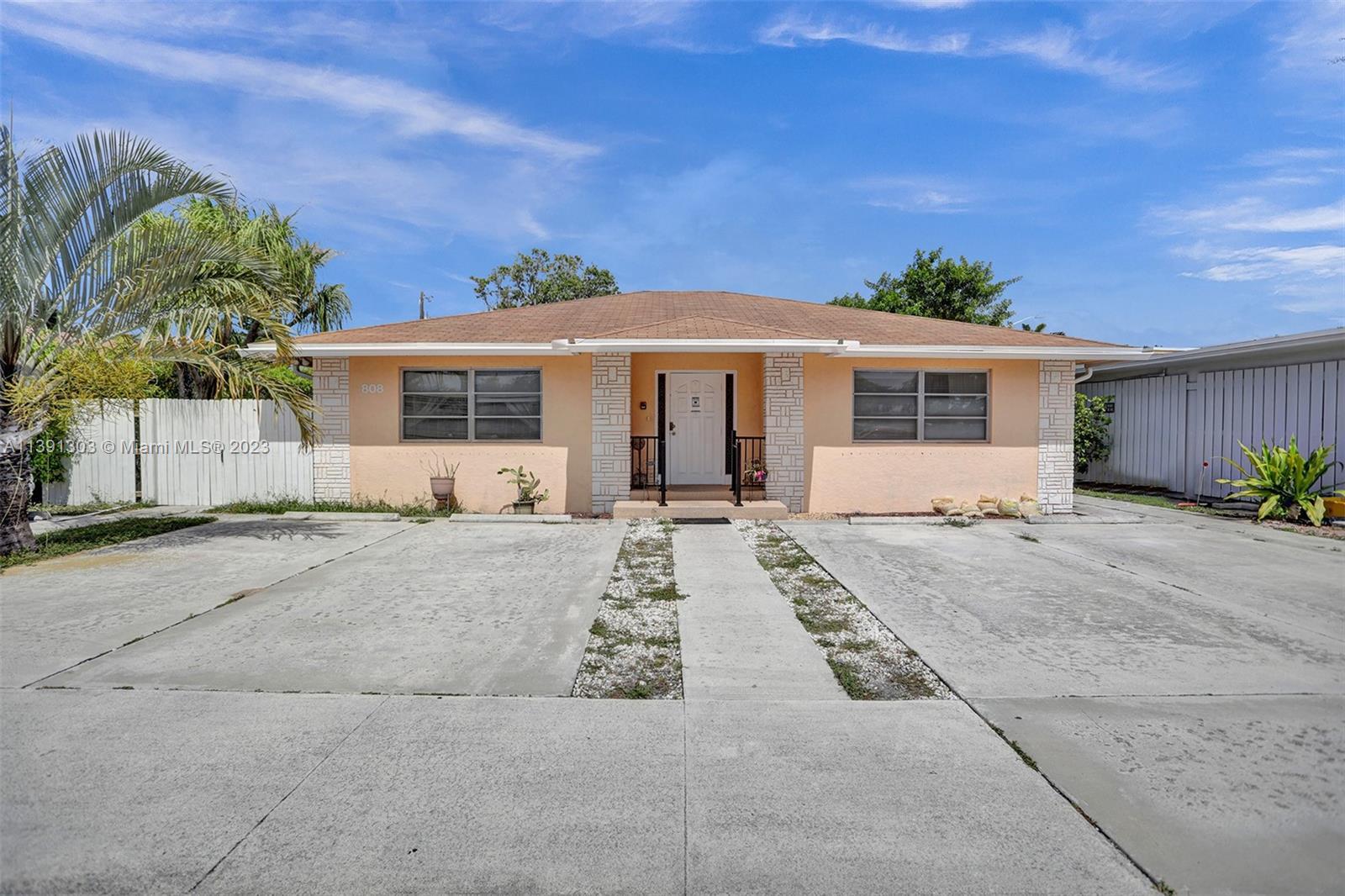 Photo of 808 S Broadway in Lantana, FL