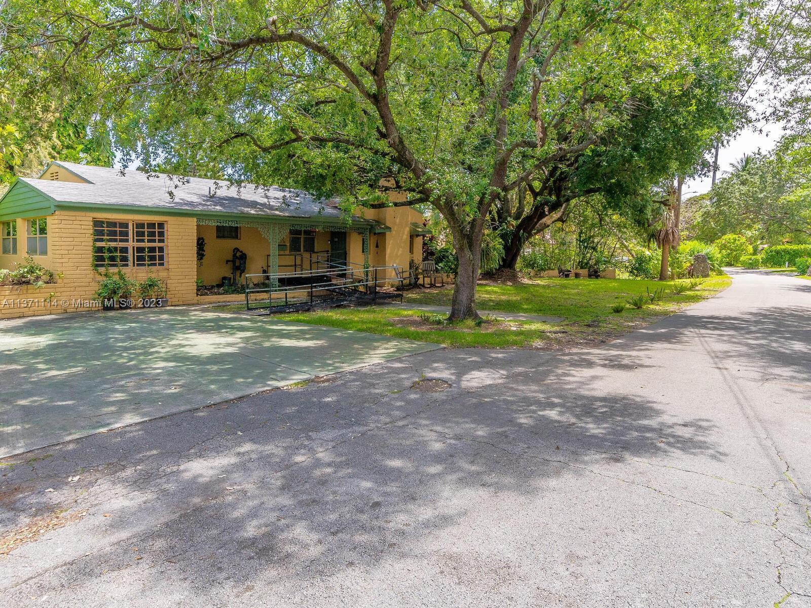Photo of 829 Lake Dr in Miami Springs, FL
