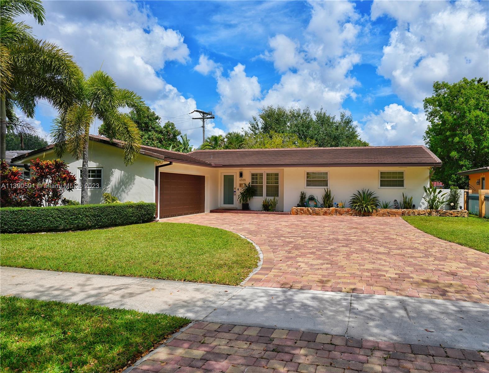 Photo of 6555 S Miami Lakeway S in Miami Lakes, FL