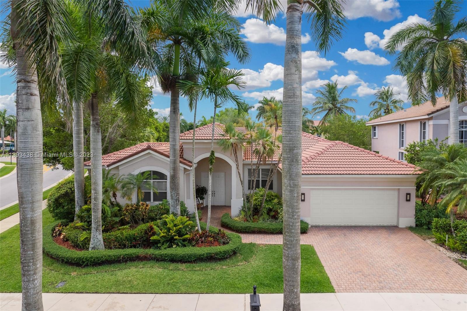 Photo of 1604 Victoria Pointe Ln in Weston, FL