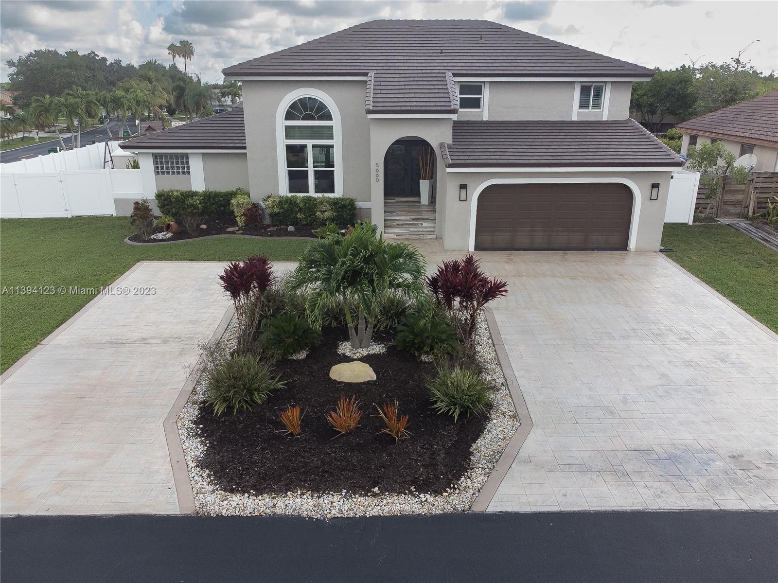 Photo of 5660 Briarwood Wy in Davie, FL