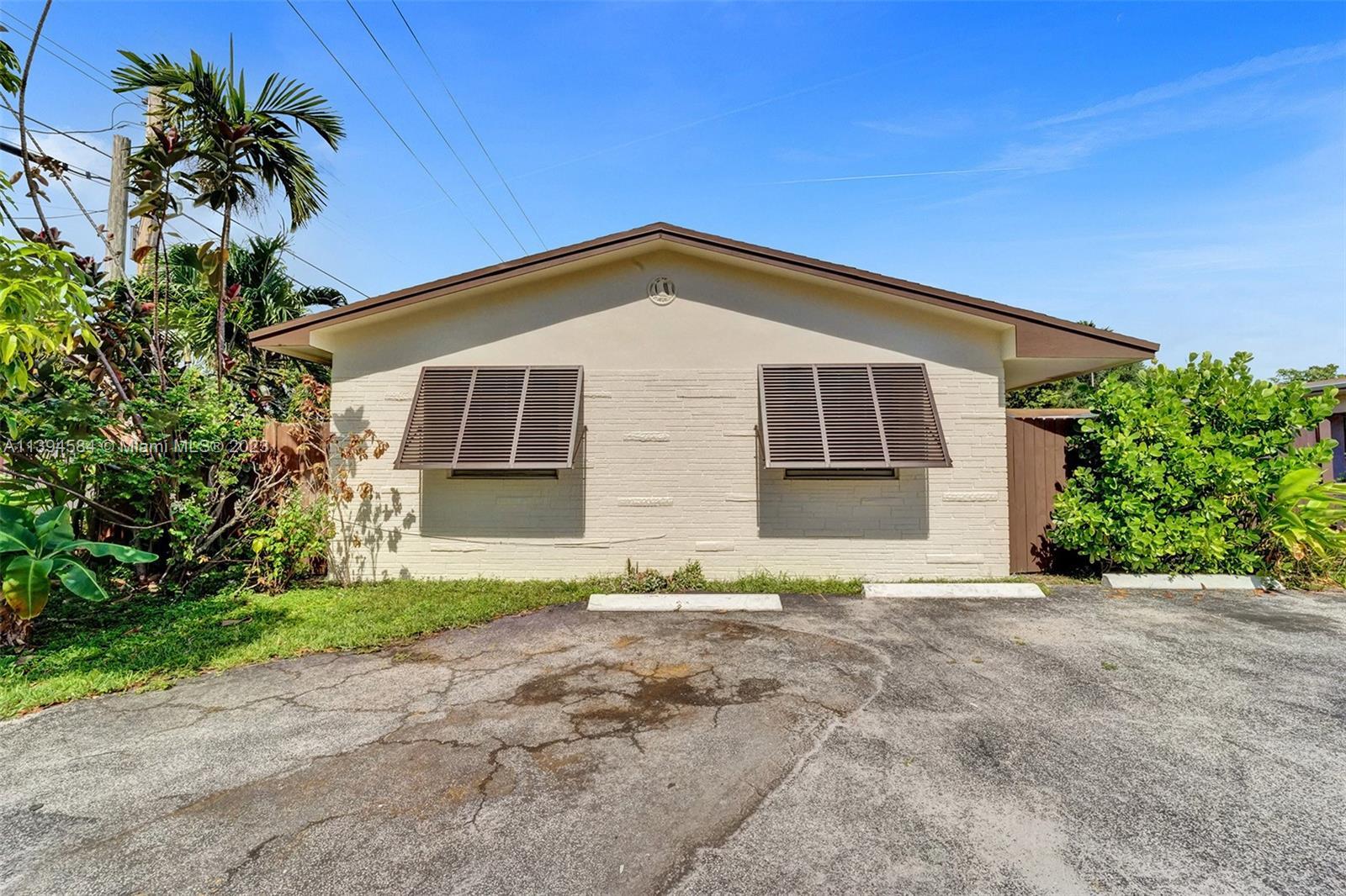 Photo of 711 NE 10th Ave in Hallandale Beach, FL