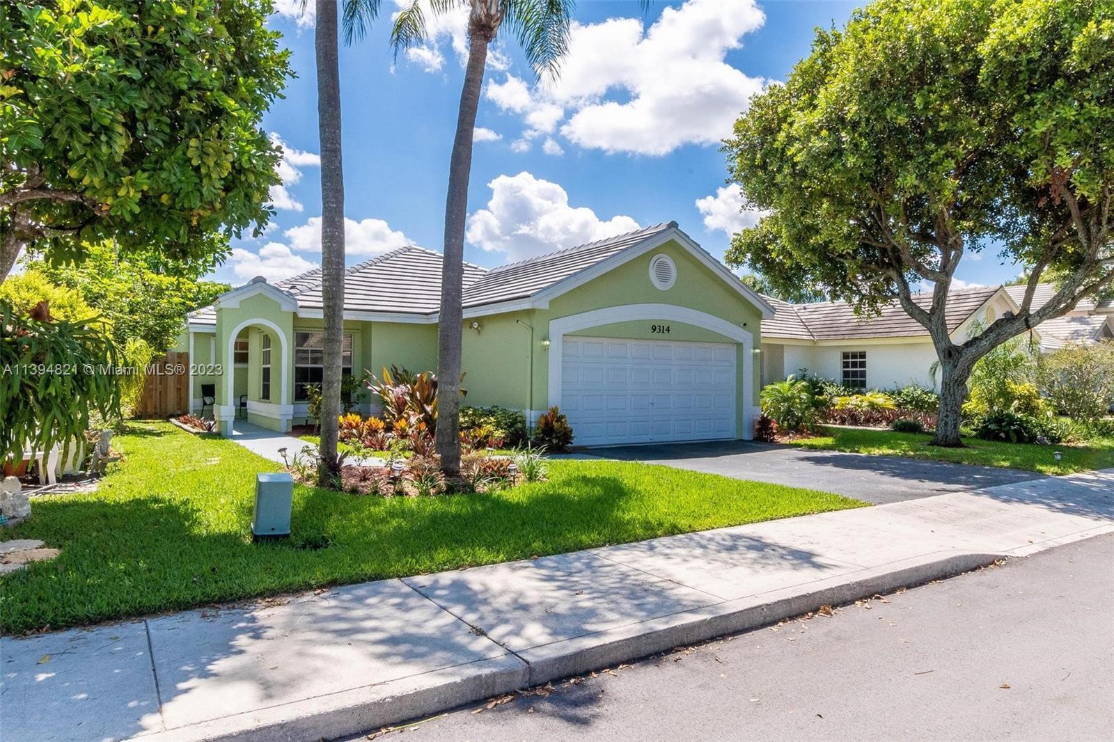 Photo of 9314 Arborwood Cir in Davie, FL