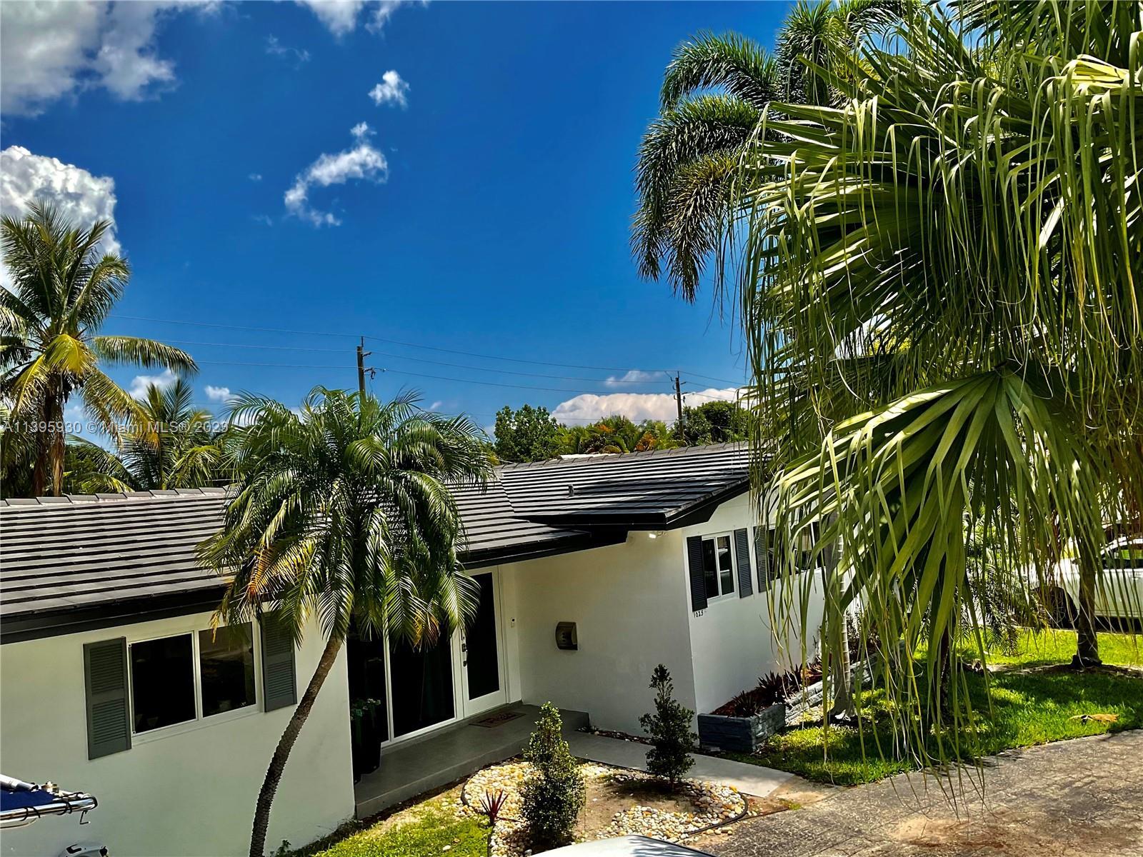 Photo of 1025 Washington St in Hollywood, FL