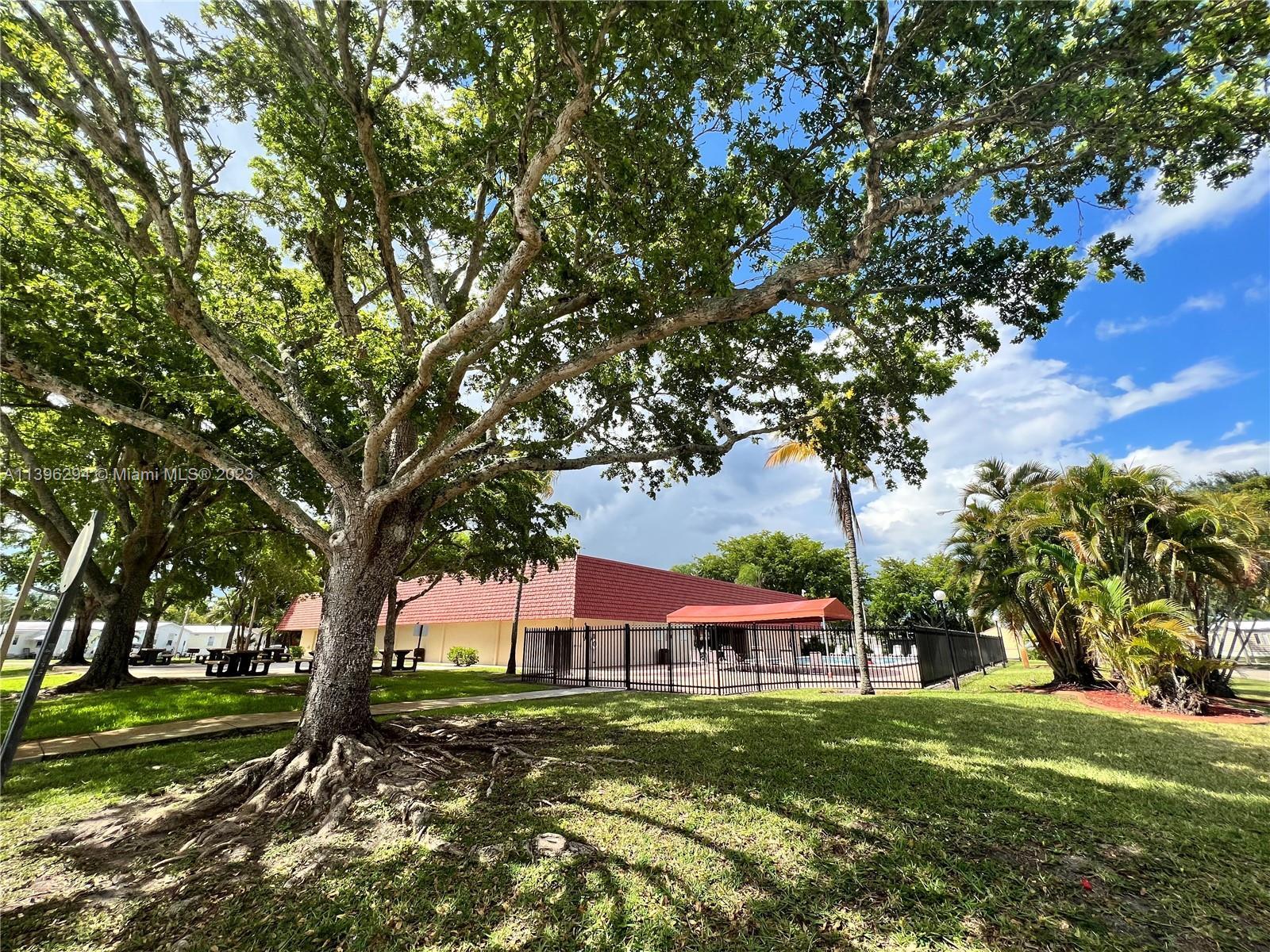 Photo of 620 NW 217th Ter in Pembroke Pines, FL