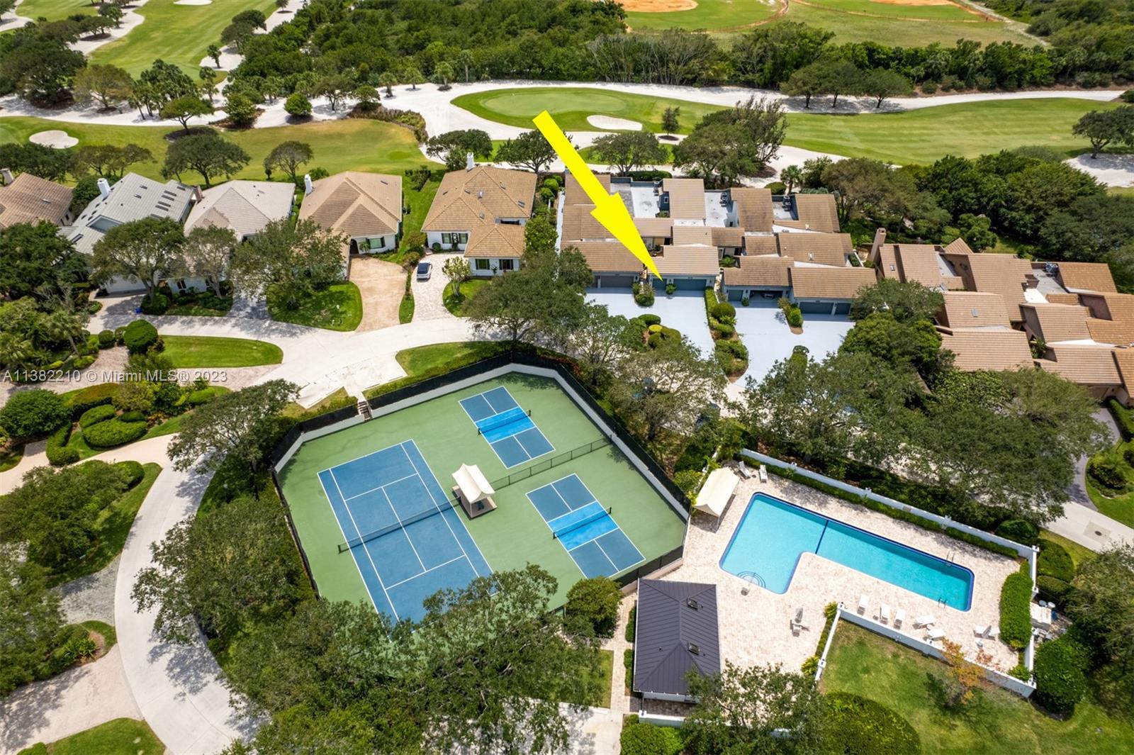 Charming 3 BR 3.5 BTH Jupiter Hills Village townhome on the 8th/9th hole of the Village golf course.