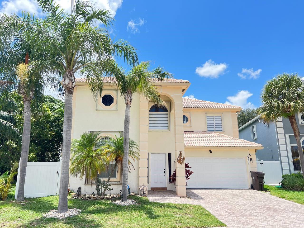 Renovated, clean  5 bedrooms with full 4 baths house in Lakes of Laguna. Private large corner lot wi