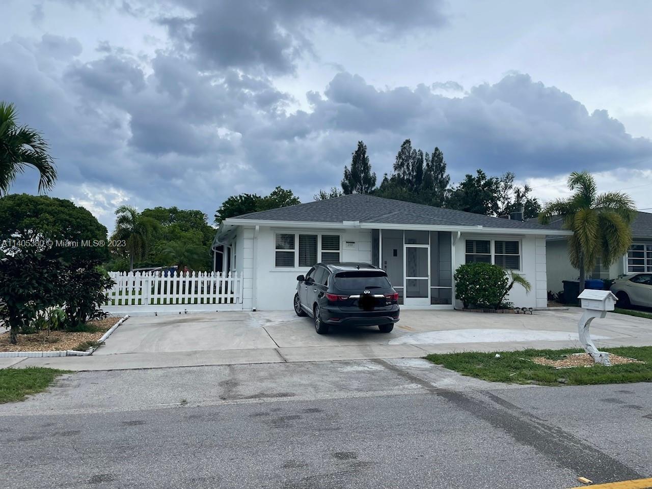 Photo of 200 S Broadway in Lantana, FL