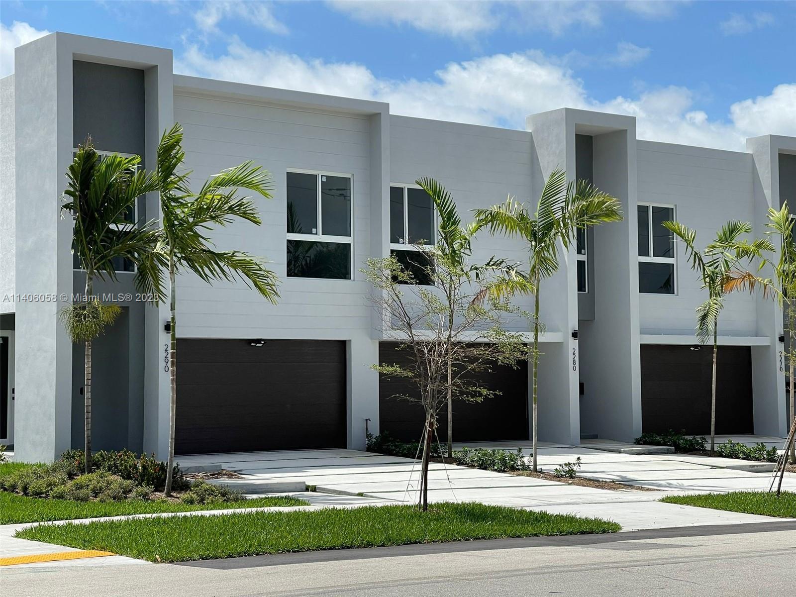 New Construction, modern Townhouse fee simple, with spectacular and modern layout, smart-home 3 Mast