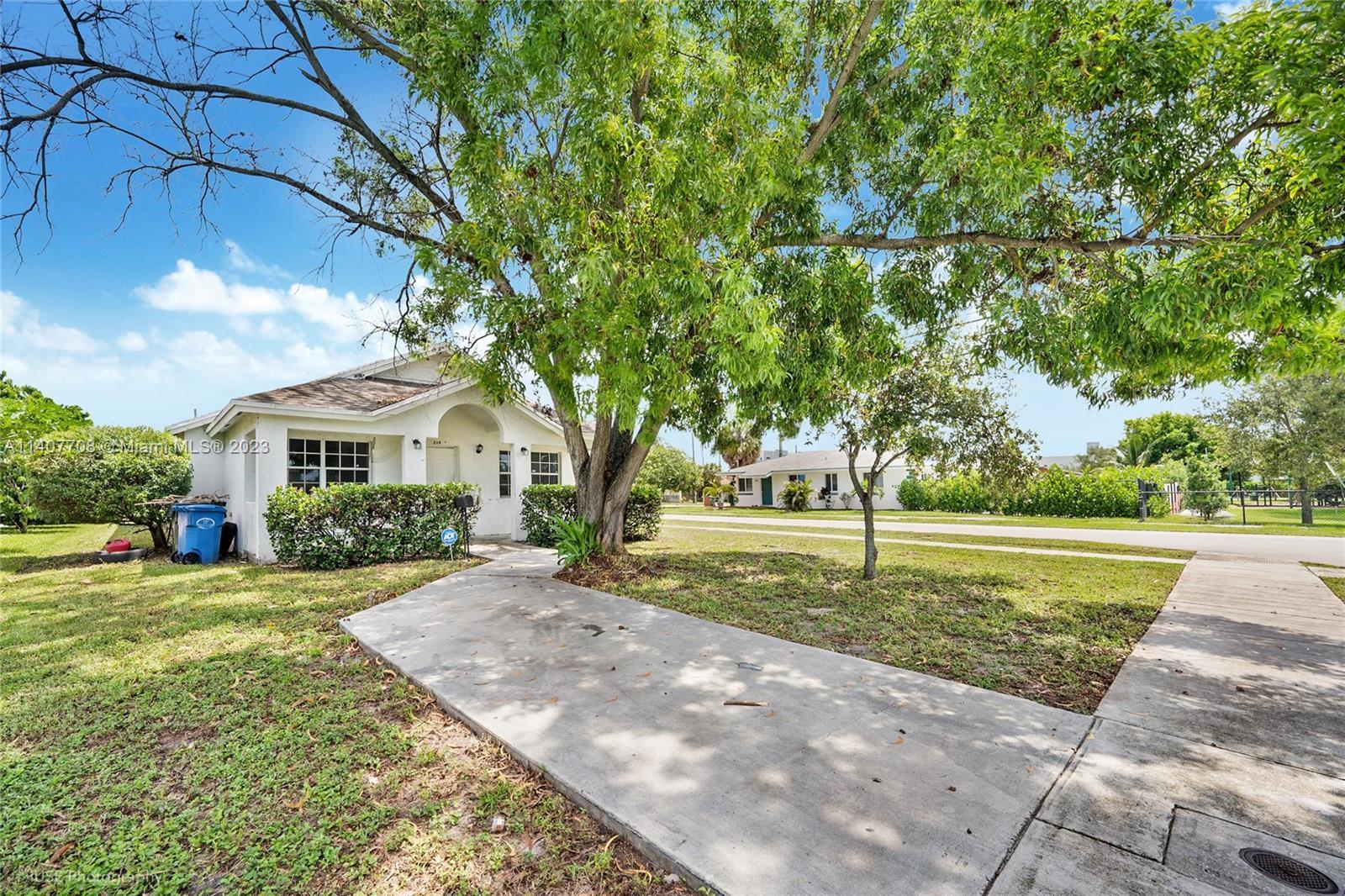 Photo of 299 NE 35th St in Oakland Park, FL