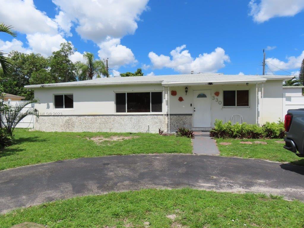 Amazing home with 3 bedrooms and 2 bathrooms. Kitchen and bathrooms are remodeled. The house is spac
