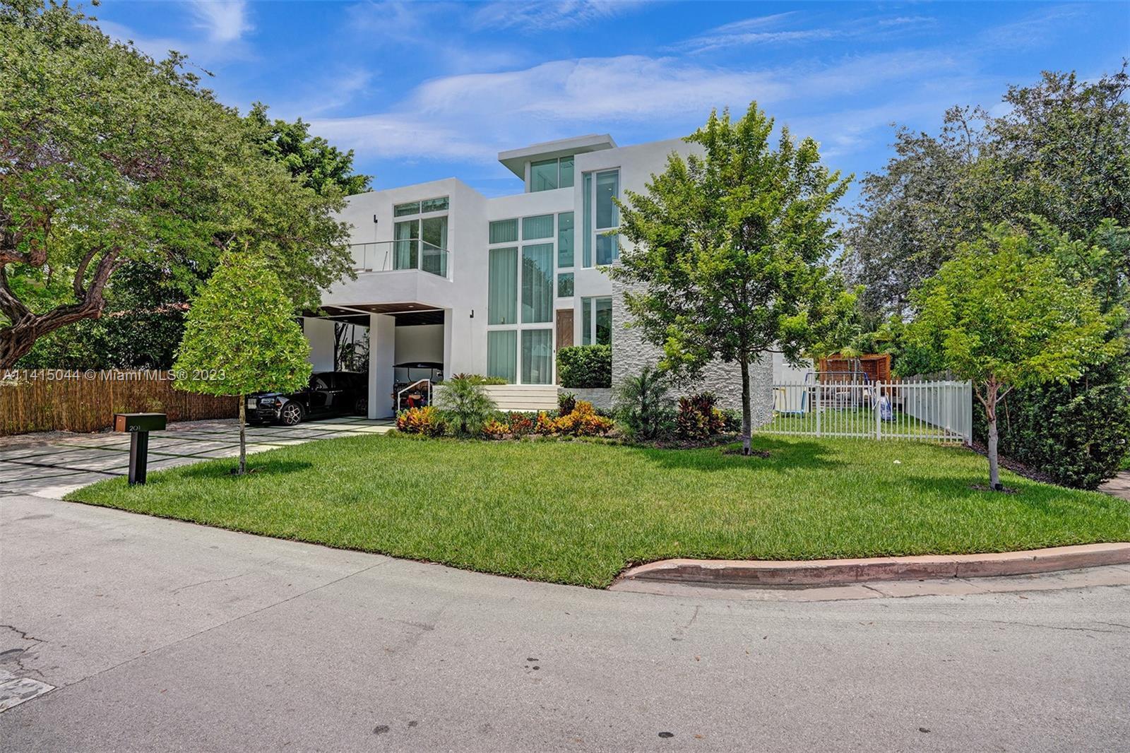 Photo of 201 Buttonwood Dr in Key Biscayne, FL