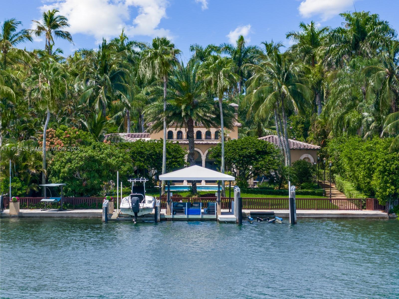 Discover your dream home in the prestigious Palm Island. This residence offers an unbeatable locatio