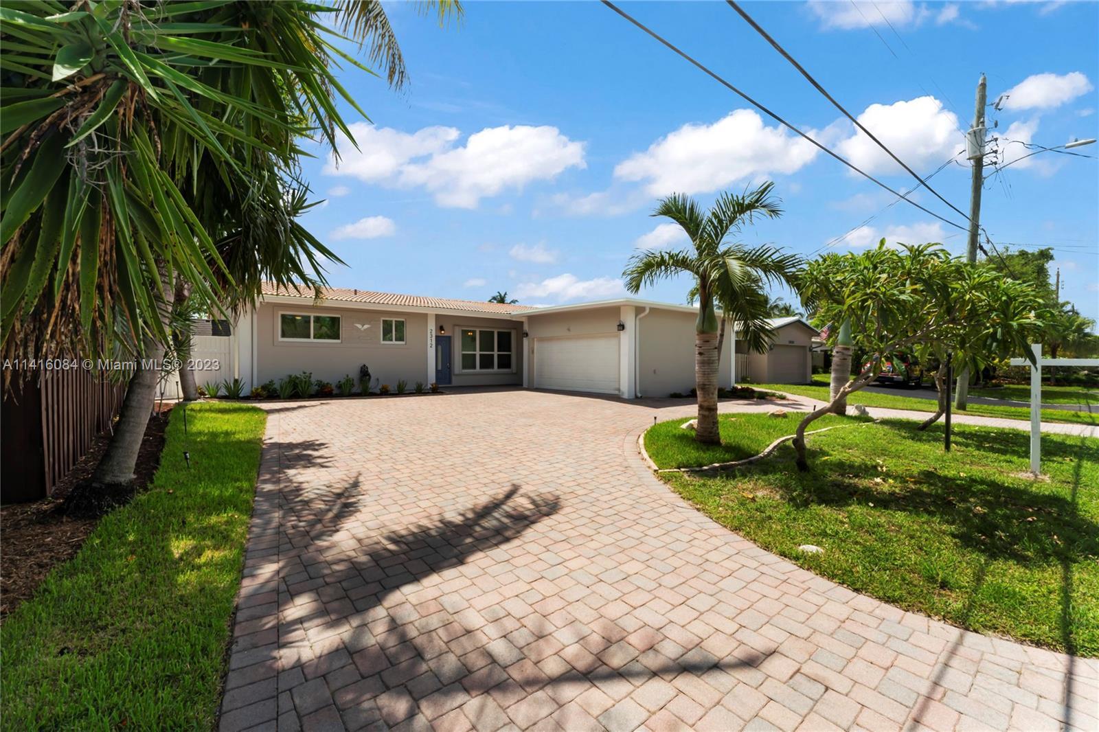 Tastefully renovated house with 3BD, en-suite 2BA, Office/Den, volume ceilings. Gorgeous new kitchen