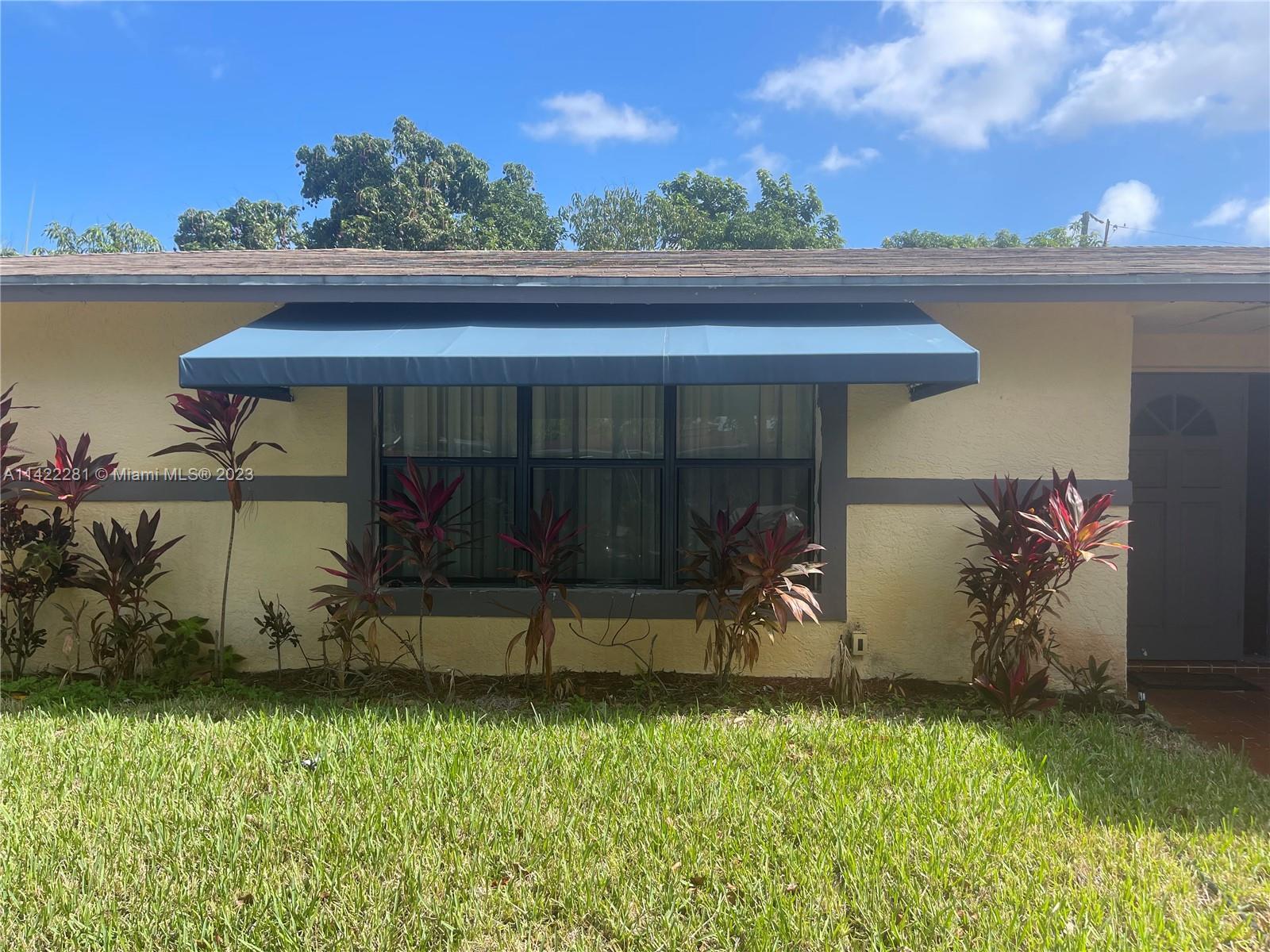 Must See! Remarkable 3Bed/2Bath Home Located in East Pompano Beach. Large Lot. House with Big Backya