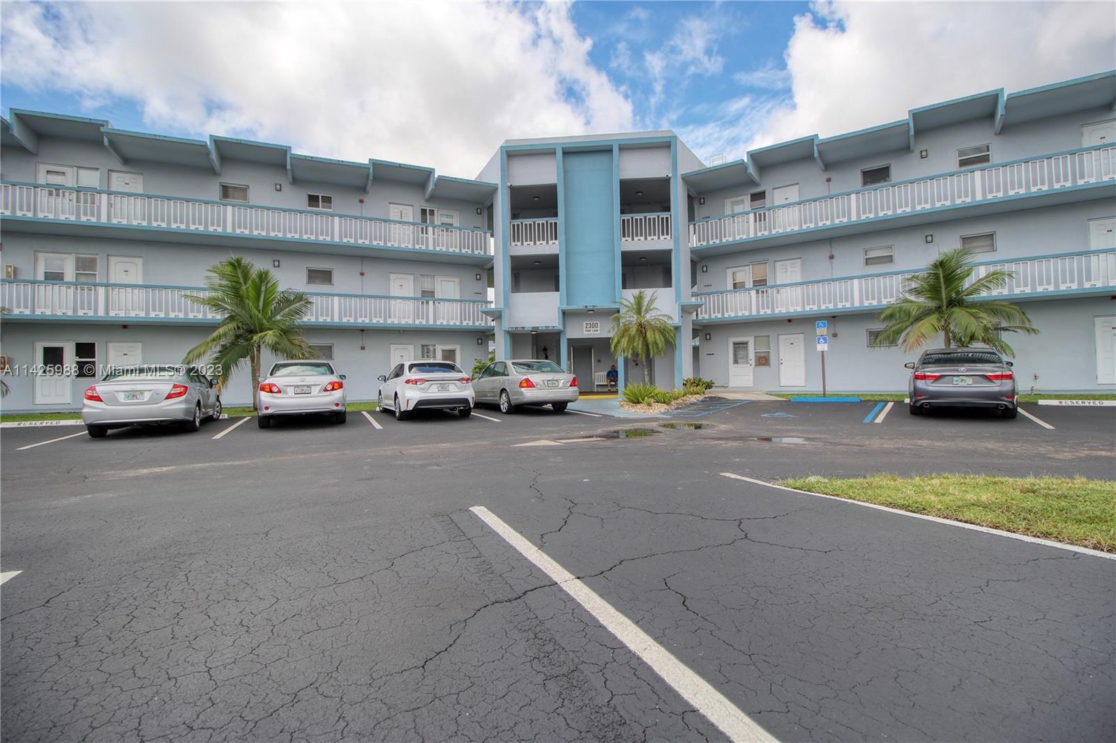 Photo of 2300 Park Ln #311 in Hollywood, FL
