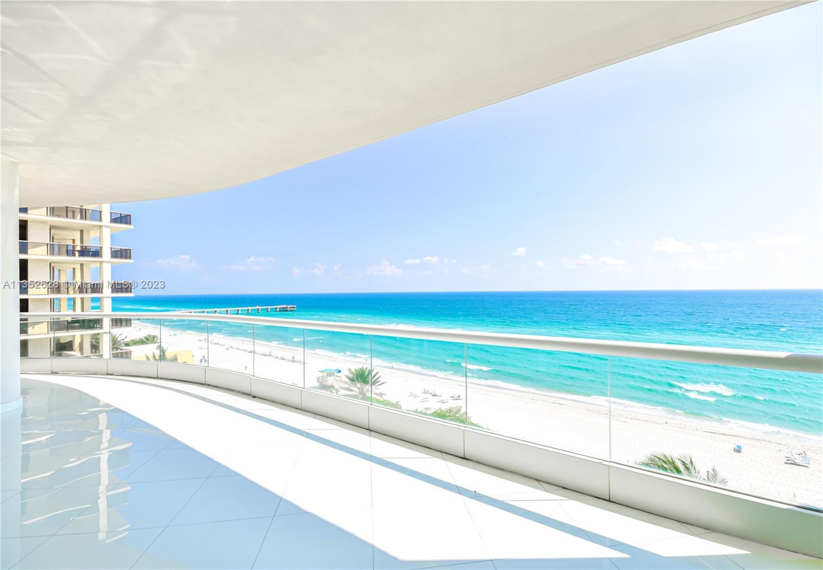 Exquisite 4-bedroom, 6.5-bath unit at Turnberry Ocean Colony, adorned by professional design. Privat