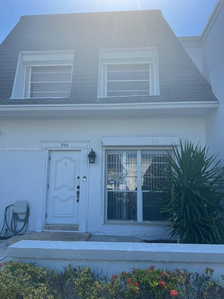 Photo of 934 NE 27th Ave in Hallandale Beach, FL