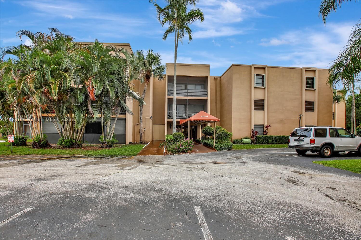 Photo of 4000 N Hills Dr #1 in Hollywood, FL