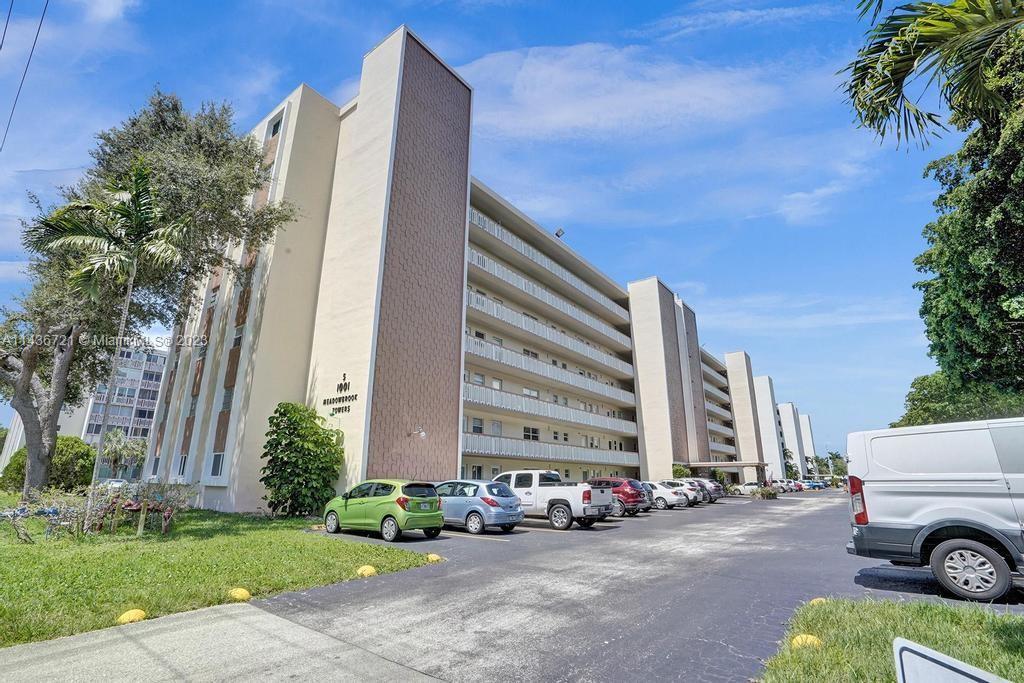 Photo of 1001 NE 14th Ave #401 in Hallandale Beach, FL